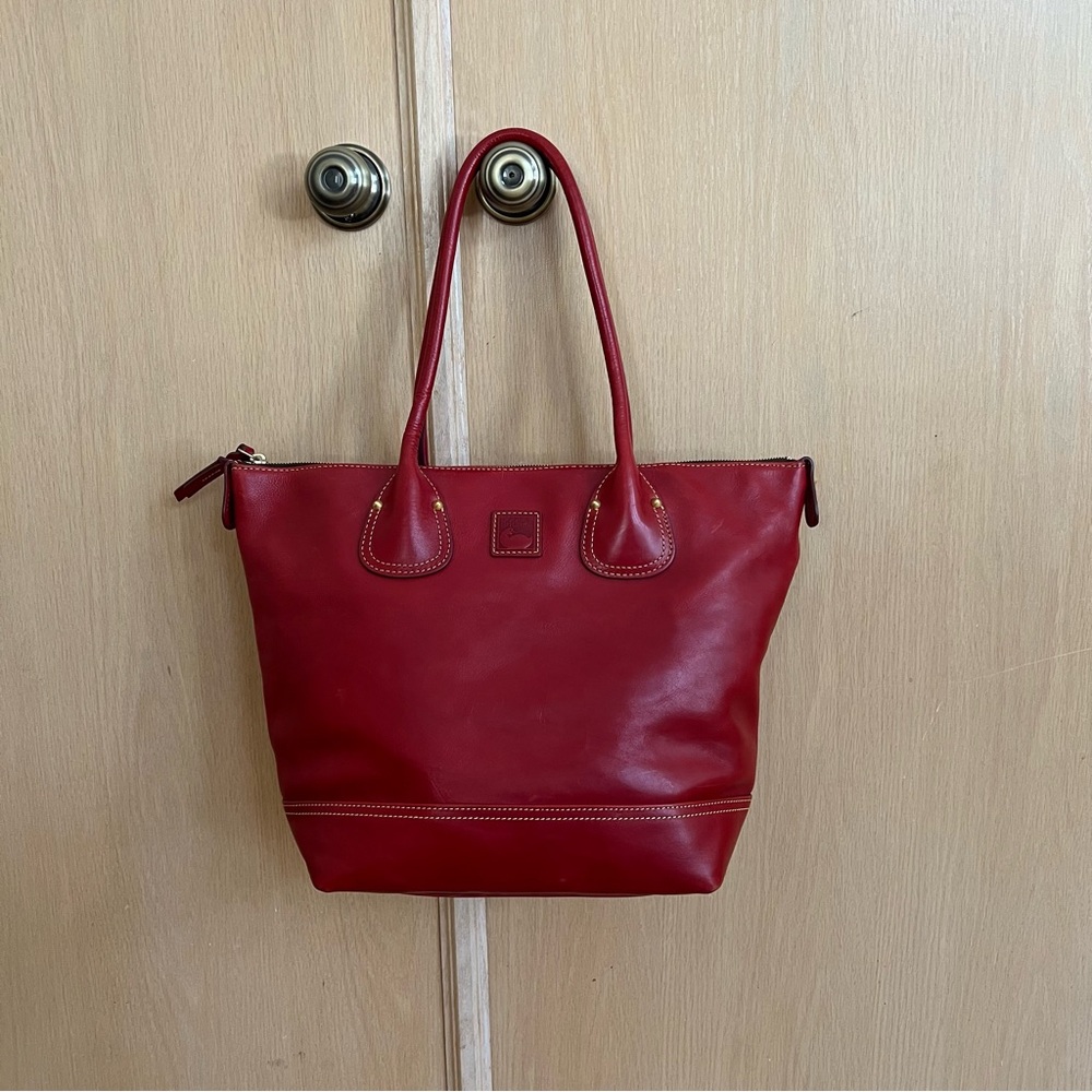 Like NEW DOONEY & BOURKE Lipstick Red Florentine Tulip Shopper Bag - Picture 2 of 14